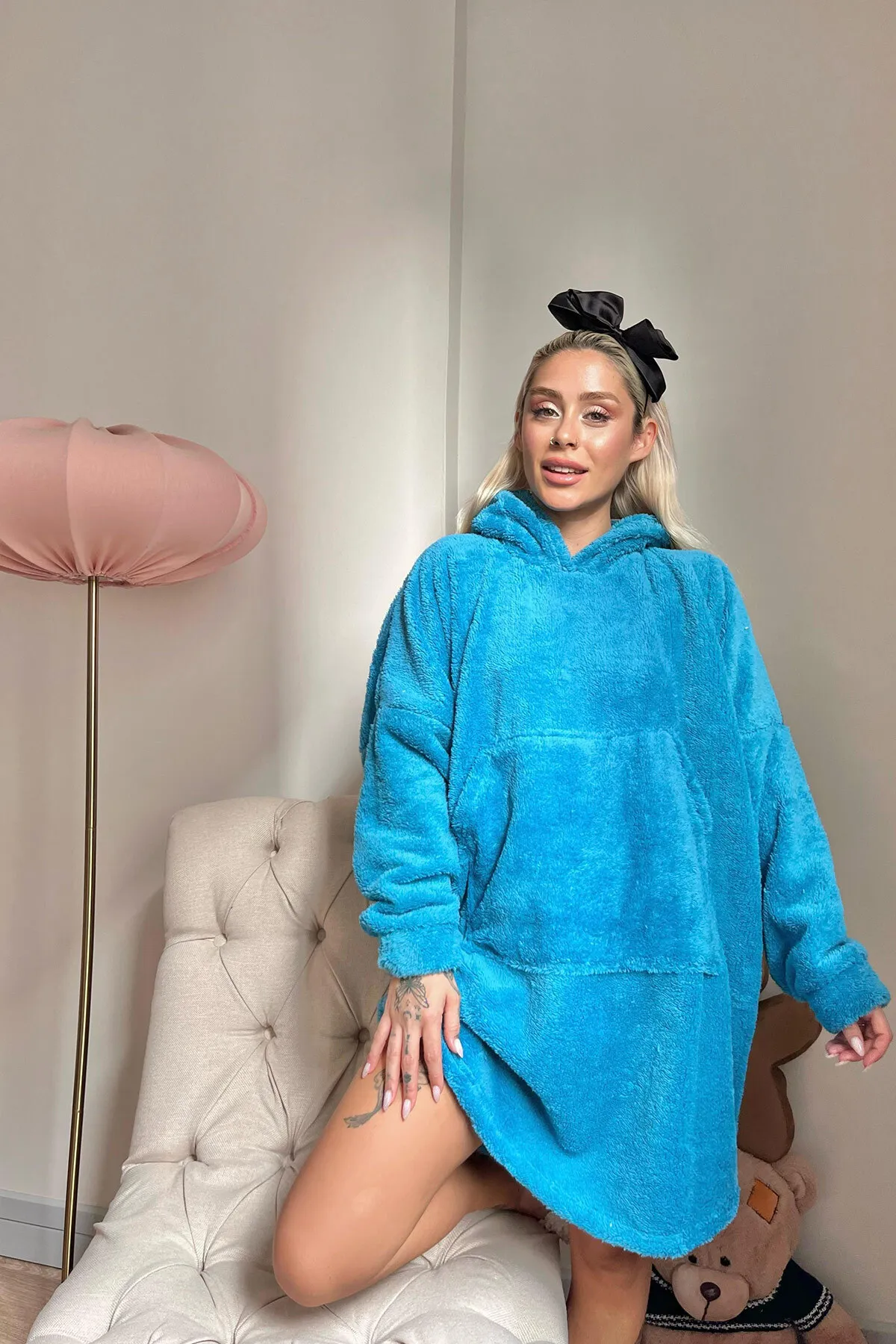 Pijamaevi  Petrolblauer, übergroßer Sweat-Poncho-Pyjama aus Vollplüsch mit Kapuze