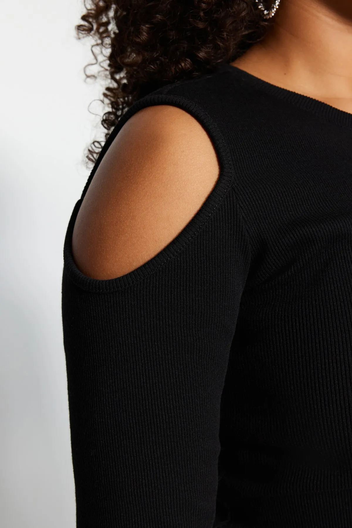Trendyol Curve  Schwarze Strickbluse mit Schulterdetails TBSSS22AF0045