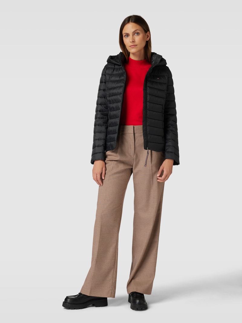 Steppjacke mit Kapuze und Label-Stitching in schwarz