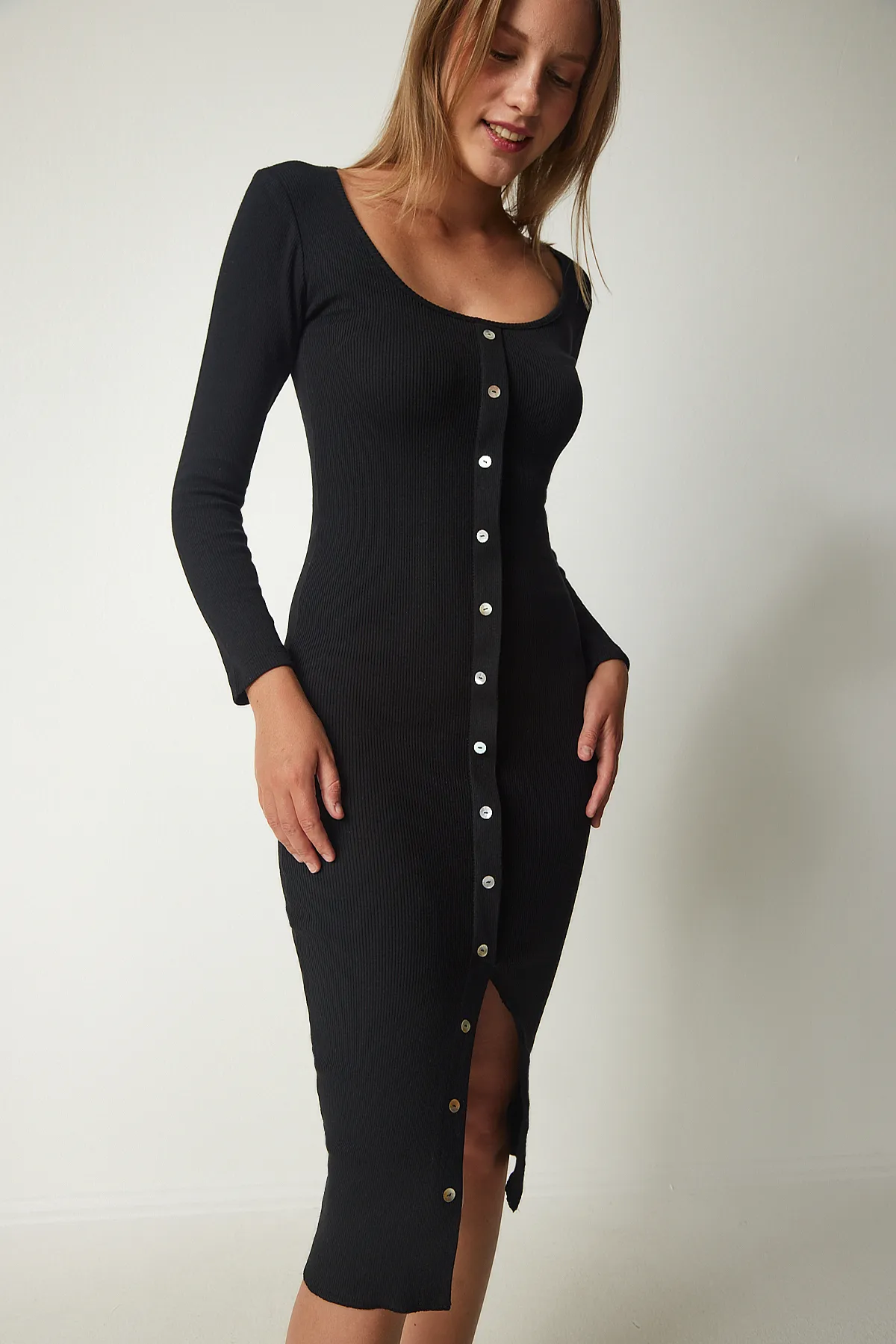 Happiness İstanbul  Schwarzes geripptes Saran-Strickkleid mit Knöpfen und Details für Damen HJ00007
