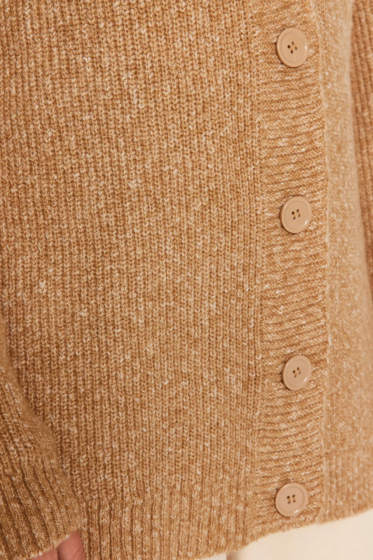 Trendyol Modest  Beigefarbene, geknöpfte Strickjacke aus weichem Strick mit V-Ausschnitt TCTAW22HI0397