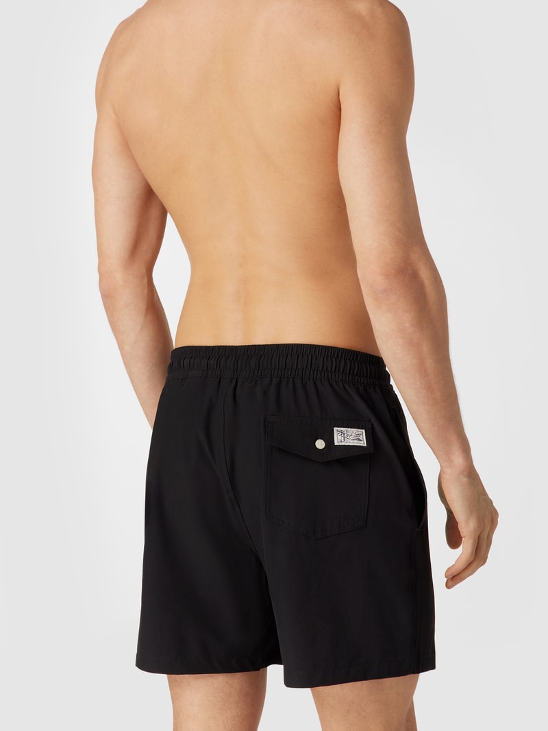 Badehose mit kontrastiven Details in schwarz