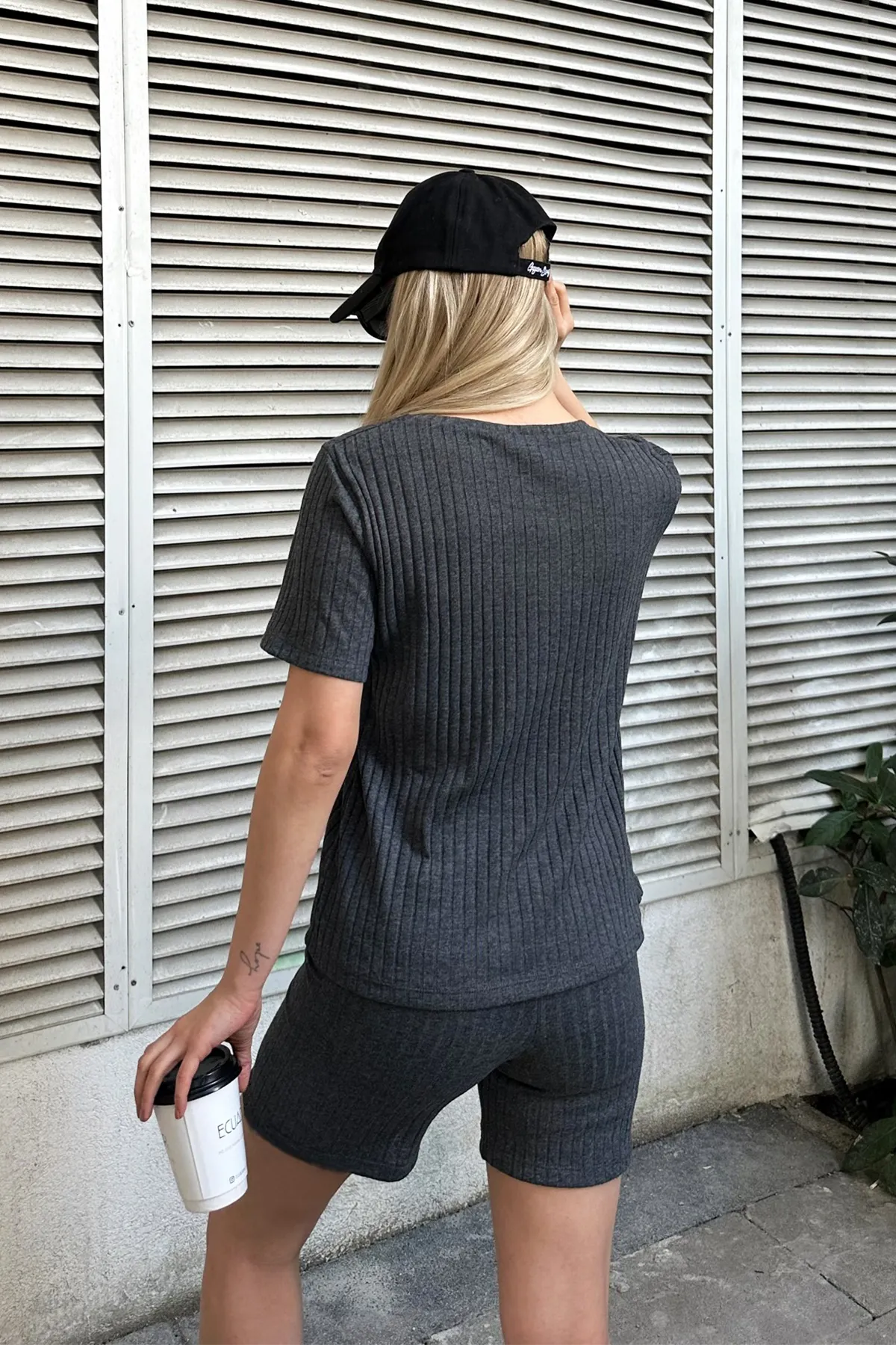 Trend Alaçatı Stili  Graue Damen-Shorts mit Rundhalsausschnitt, Doppelanzug ALC-X11543