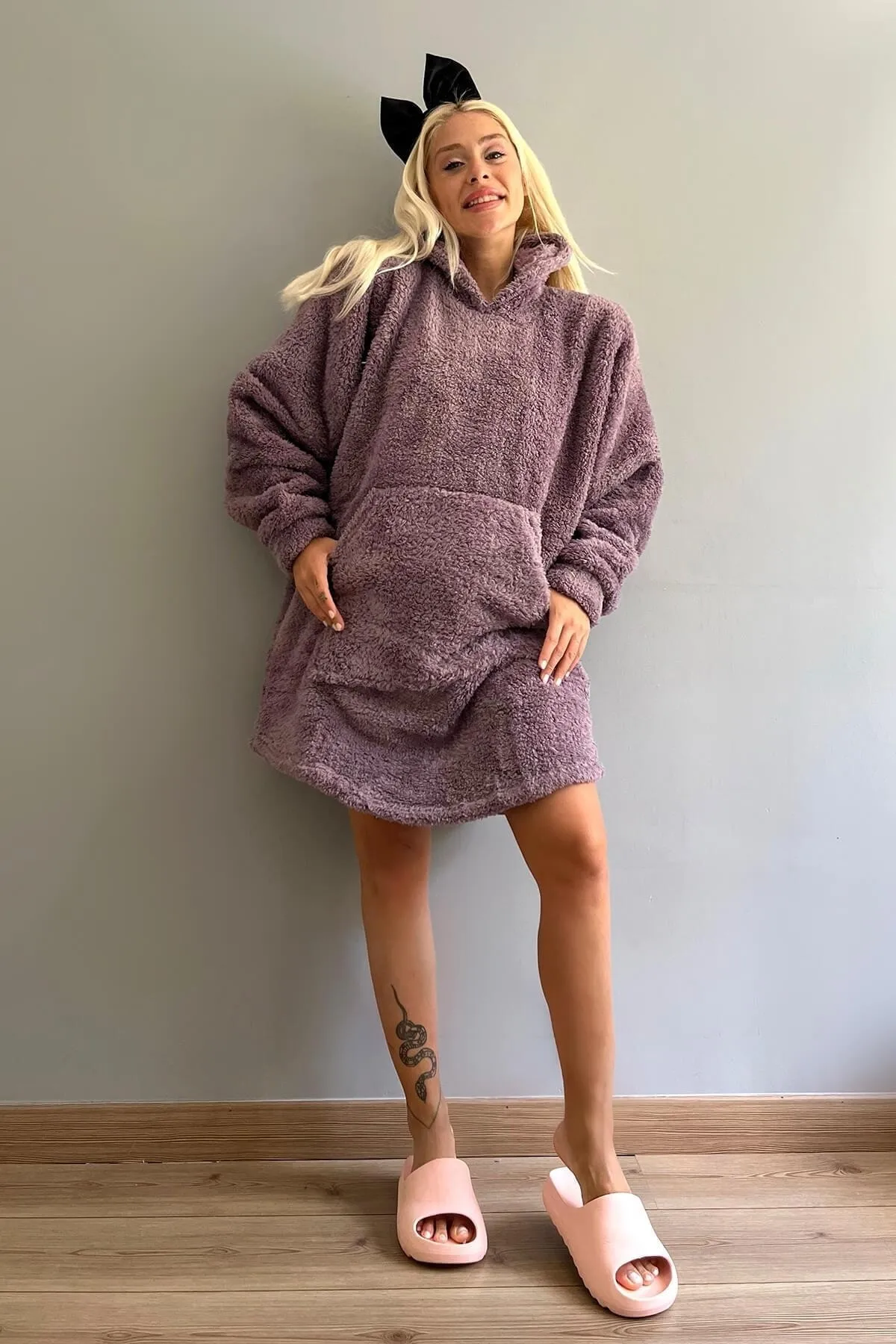 Pijamaevi  Lilafarbener, übergroßer Sweat-Poncho-Pyjama aus Vollplüsch mit Kapuze