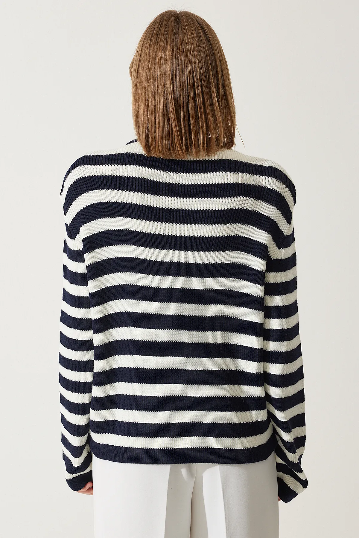 Happiness İstanbul  Gepolsterte Strickjacke mit Streifenmuster in Ecru/Marineblau für Damen US00859