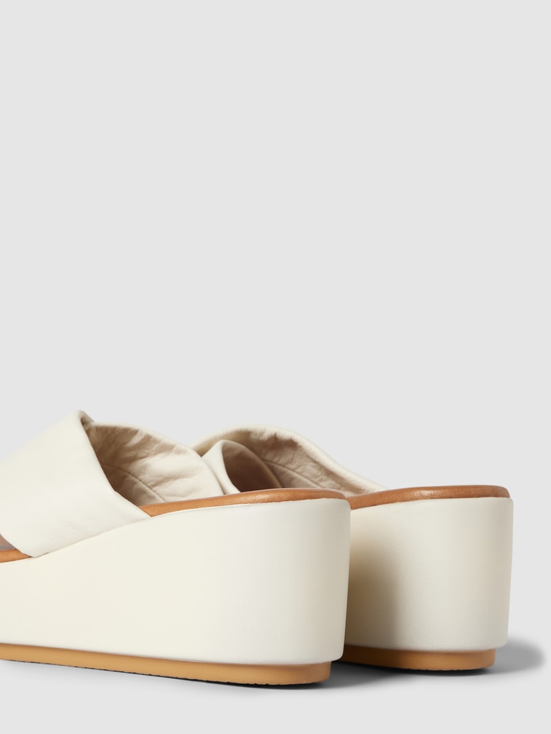 Wedges aus Leder mit breiten Riemen in sand