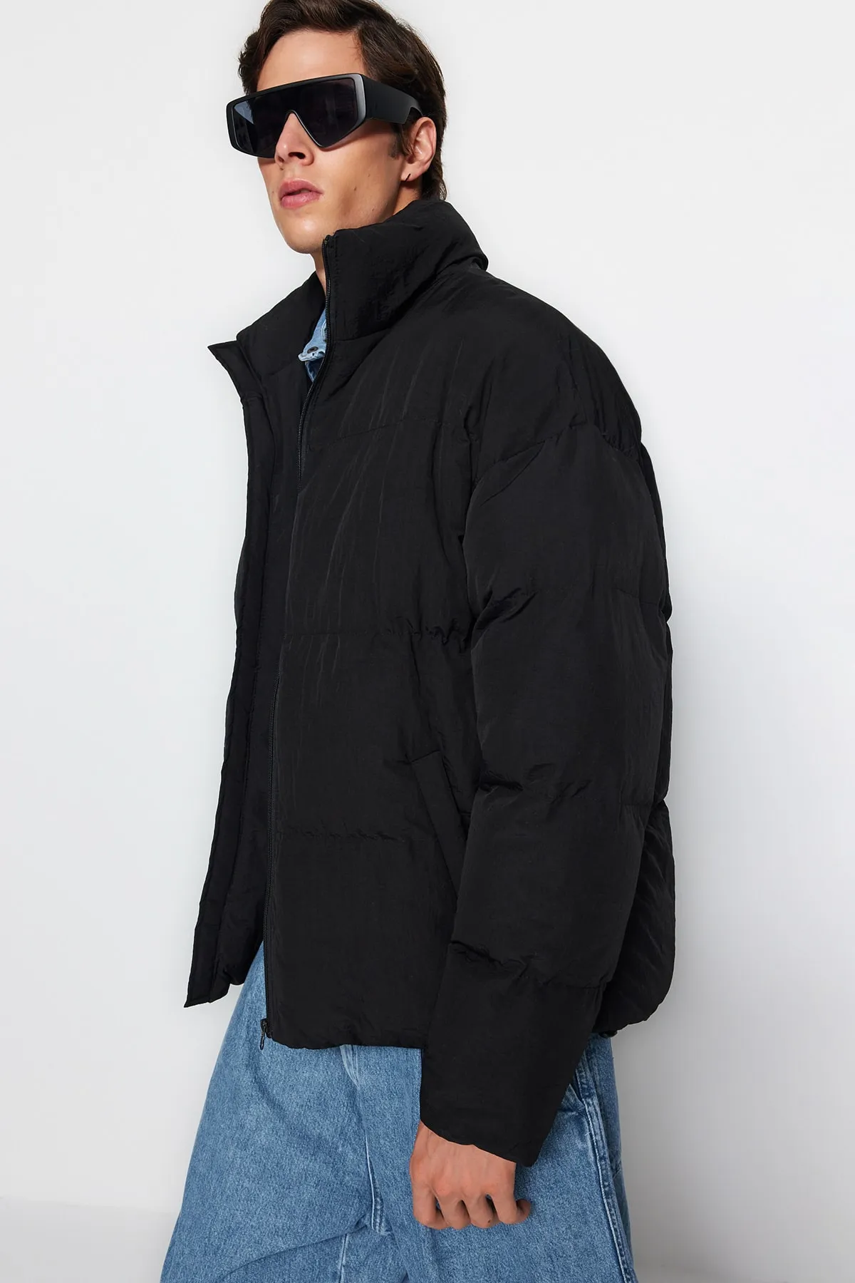 Trendyol Collection  Schwarze Unisex-Pufferjacke in Oversize-Passform mit Stehkragen TMNAW24MO00003