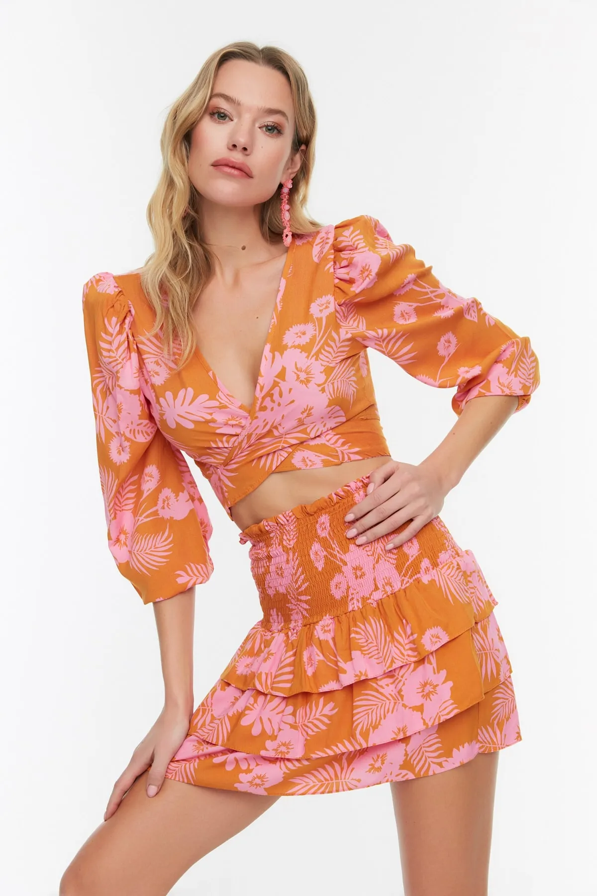 Trendyol Collection  Set aus Strandoberteil und -unterteil mit Blumenmuster in OrangeTBESS20AU0033