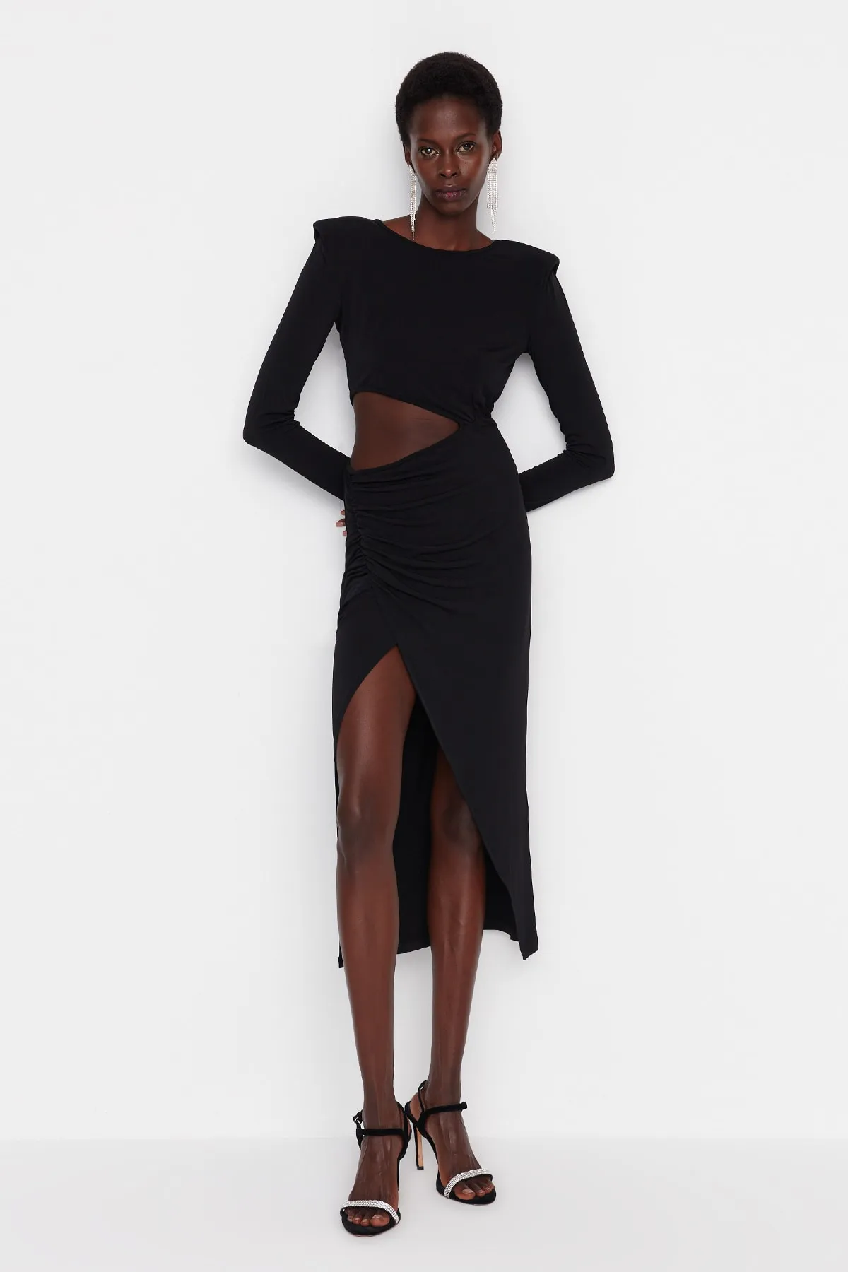 Trendyol Collection  Schwarzes, detailliertes, gestricktes, elegantes Abendkleid mit Ausschnitten TPRAW23EL00272