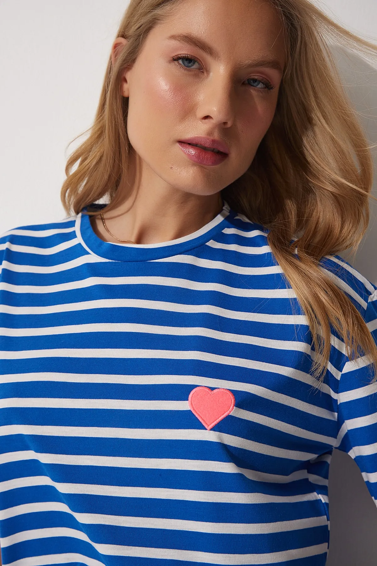 Happiness İstanbul  Blau-weißes Damen-T-Shirt mit Herz-Stickerei, bequem, bequem, CR00404