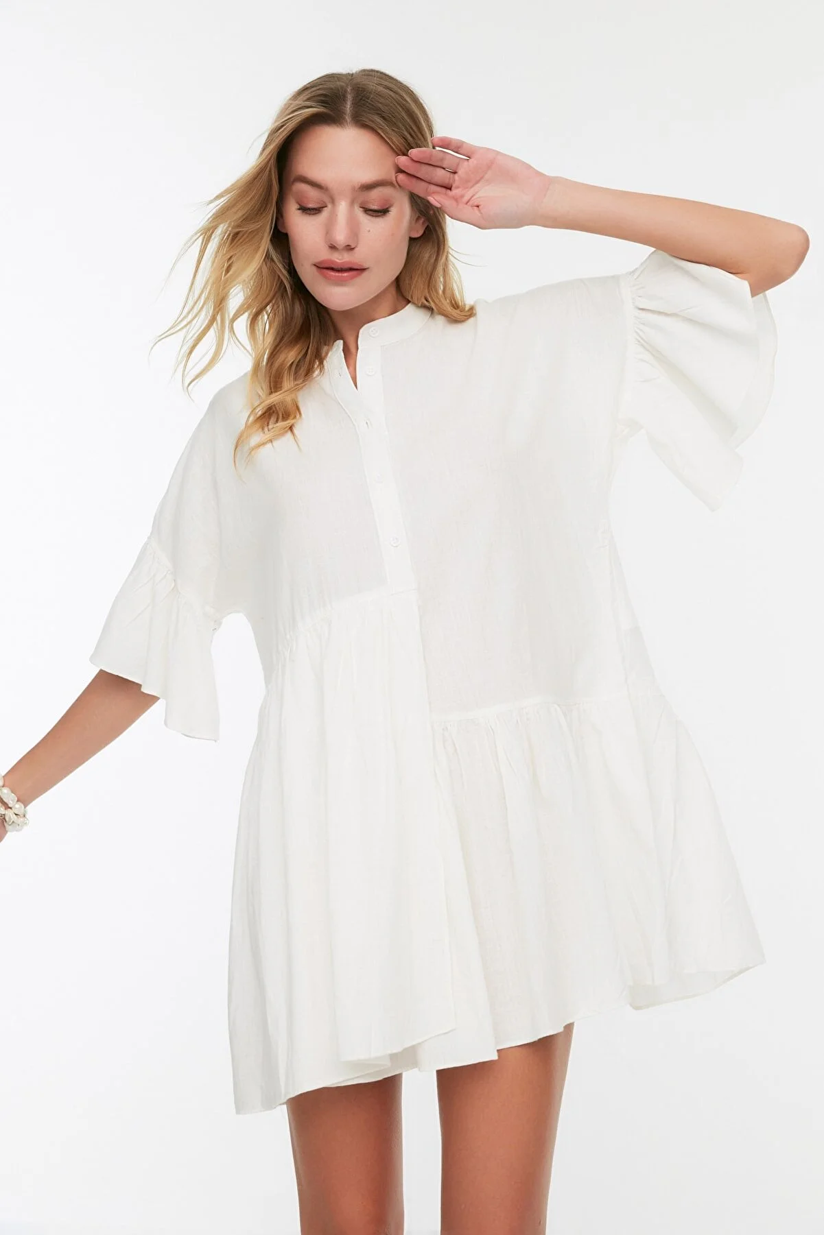 Trendyol Collection  Weißes, weit geschnittenes Mini-Strandkleid mit gewebtem Volant aus 100 % Baumwolle TBESS20EL0873