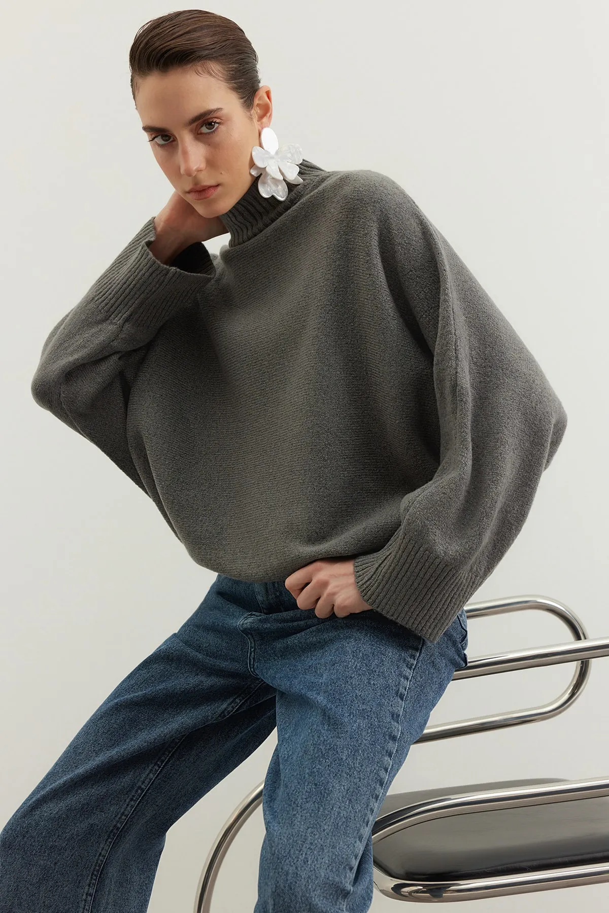 Trendyol Collection  Anthrazitfarbener, weich strukturierter Strickpullover mit weiter Passform TWOAW20KZ1059