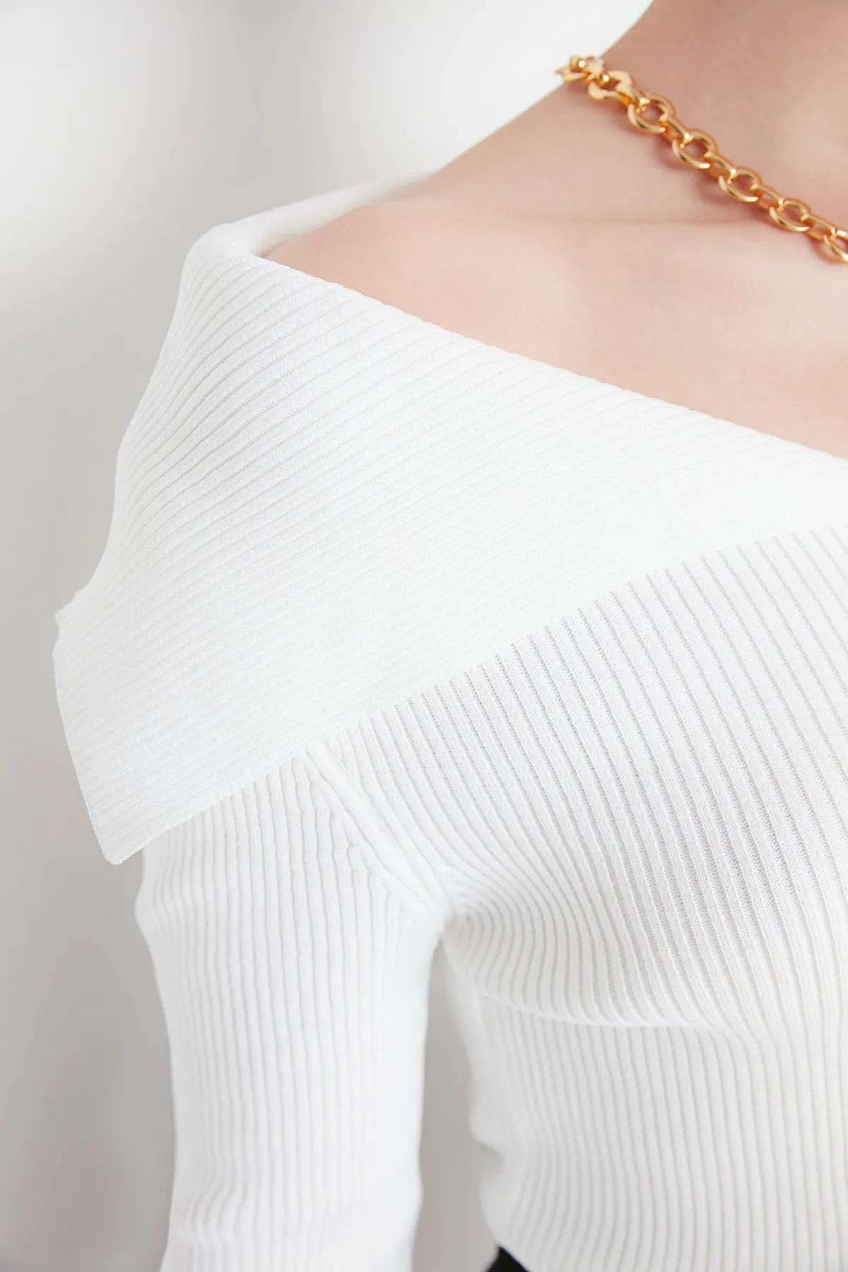 Trendyol Collection  Ecrufarbener Strickpullover mit Kragendetail TWOAW22KZ0993