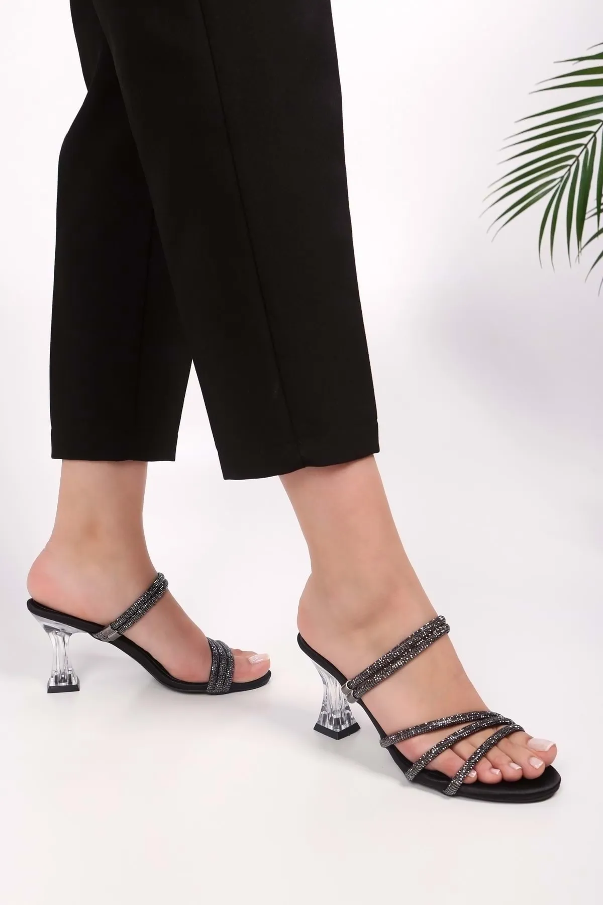 Shoeberry  Yeda-Hausschuhe und -Schuhe aus schwarzem Satin mit Steinabsatz für Damen
