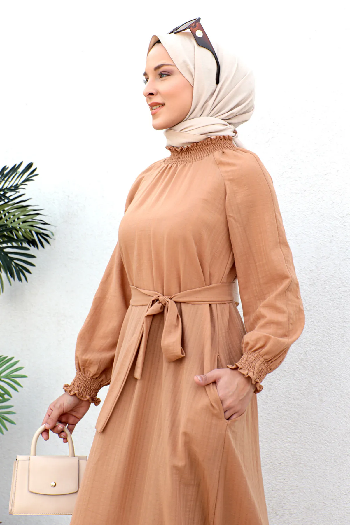 Tesettür Dünyası  Gipe Detailliertes Hijab-Kleid Tsd221204 Tan