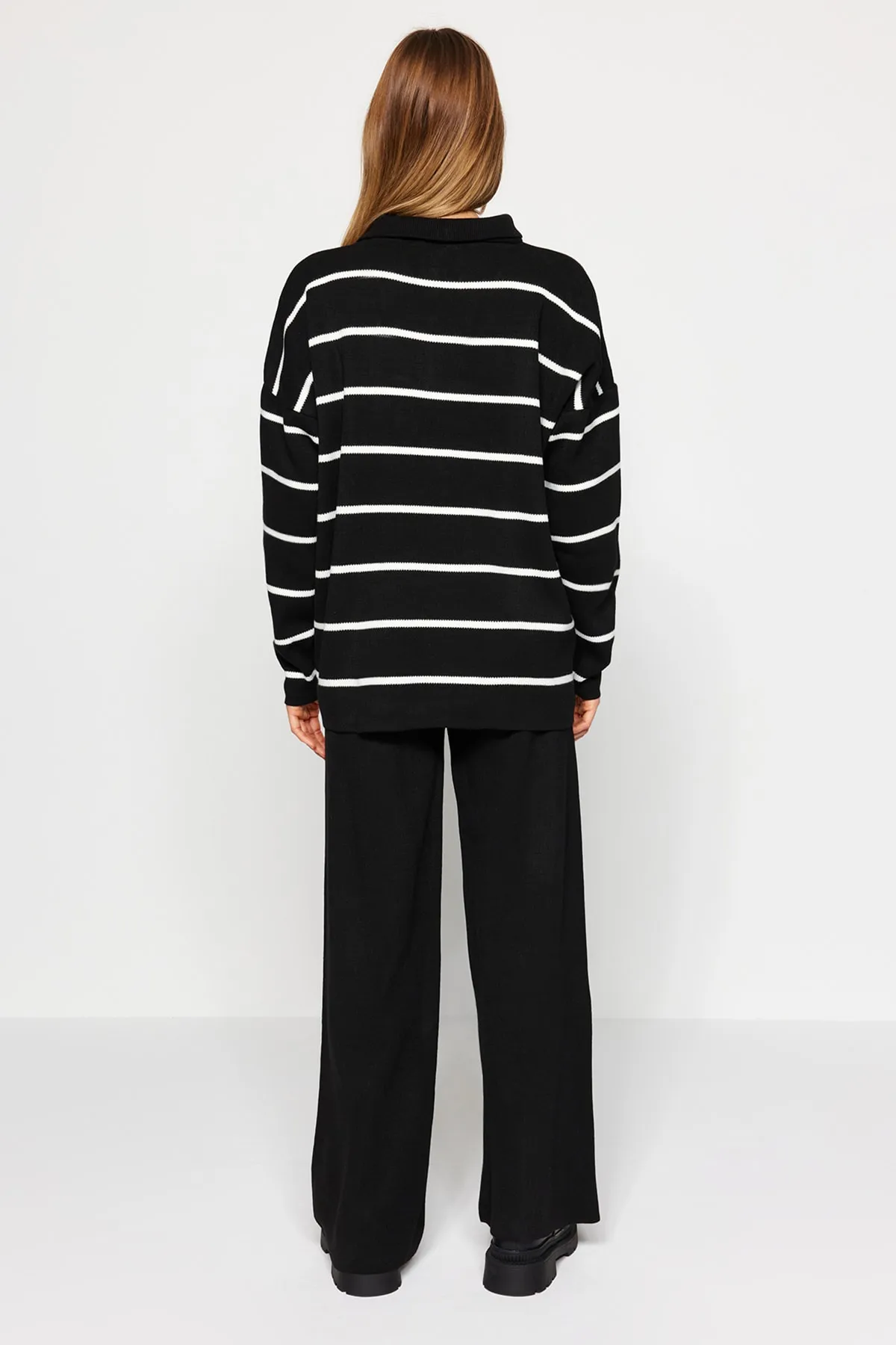 Trendyol Collection  Schwarzes Strickoberteil und -unterteil im weiten Schnitt TWOAW24AU00025