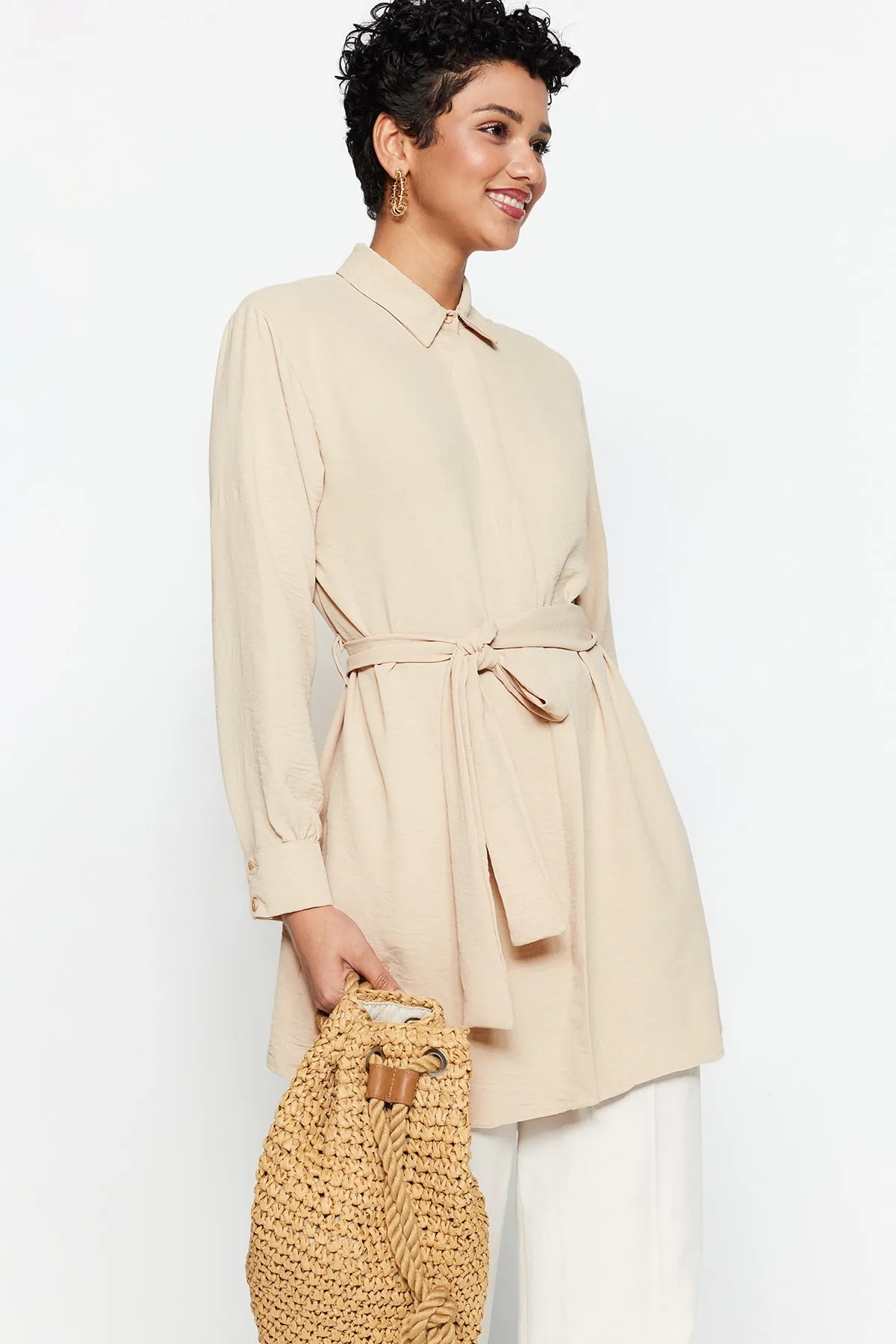Trendyol Modest  Gewebtes Hemd mit Gürtel und versteckter Knopfleiste in Stein TCTSS21TN0049