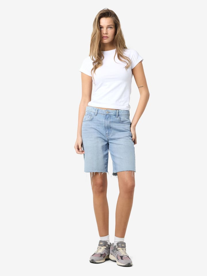 Noisy may Jeans-Shorts mit Fransensaum und 5 Taschen Design in Hellblau günstig kaufen