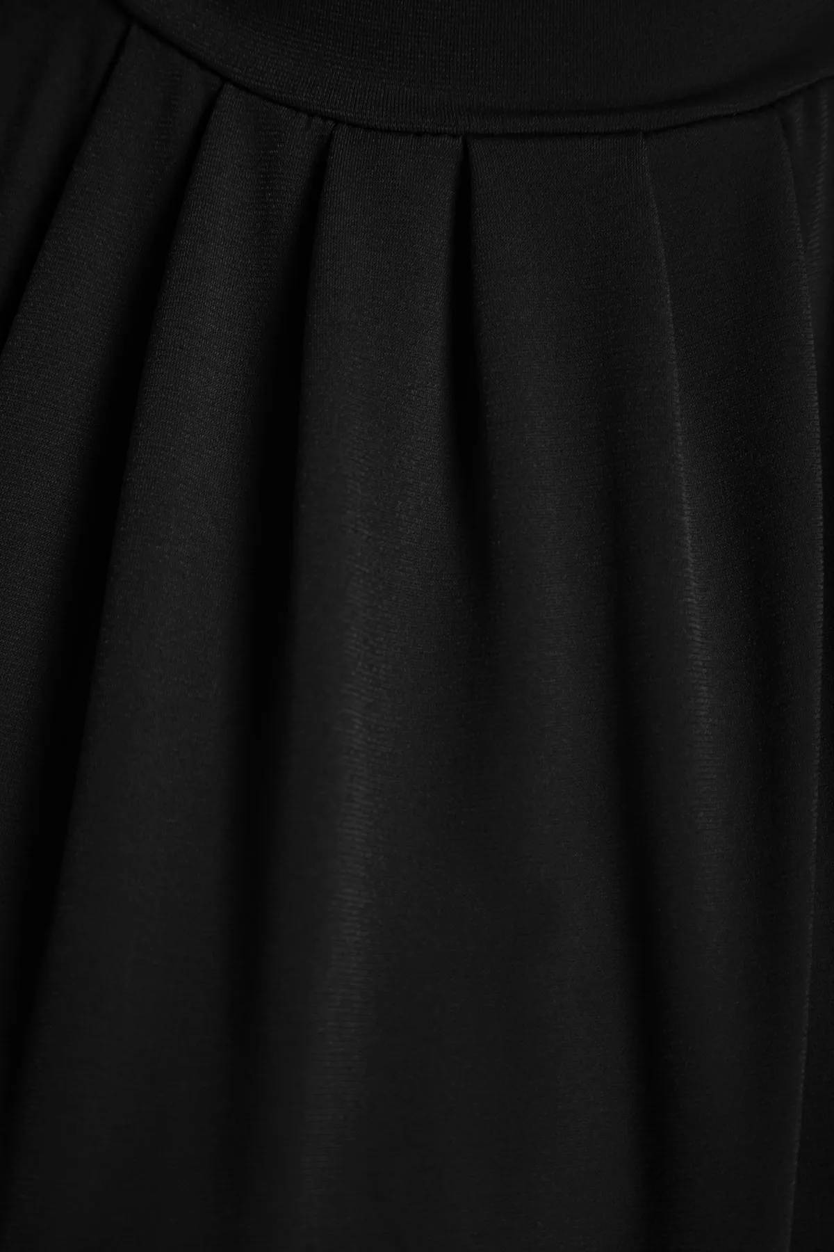 Trendyol Collection  Schwarzes Mini-Stretch-Strickkleid mit Neckholder TWOSS23EL00754