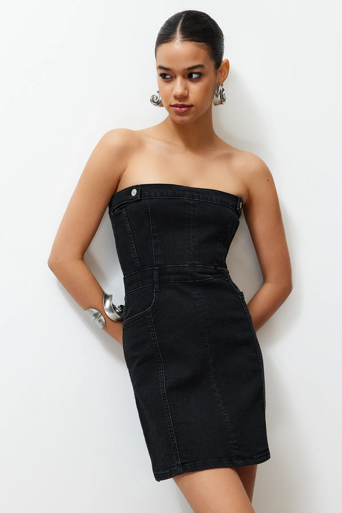 Trendyol Collection  Schwarzes trägerloses Mini-Jeanskleid mit Knopfdetail in limitierter Auflage TWOSS23EL01731