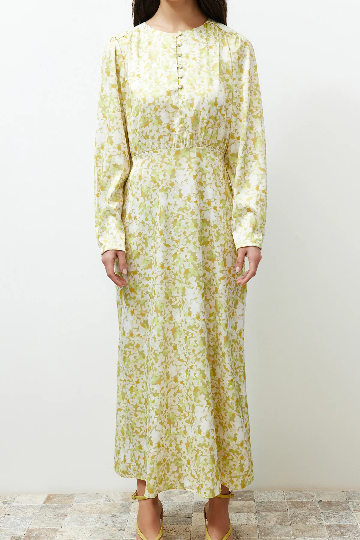 Trendyol Modest  Hellgrünes, gewebtes Kleid mit Blumenmuster vorne und Knöpfen TCTSS24EB00087