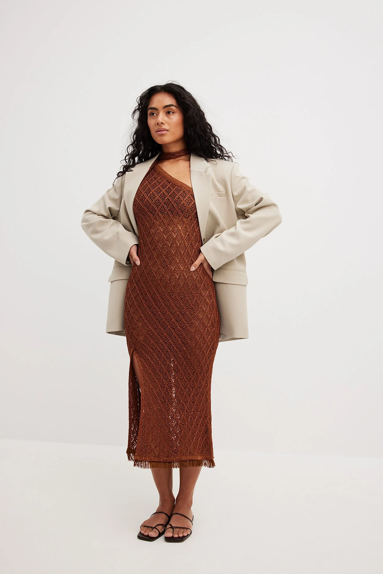 Einseitig schulterfreies Strick-Maxikleid mit Schaldetail