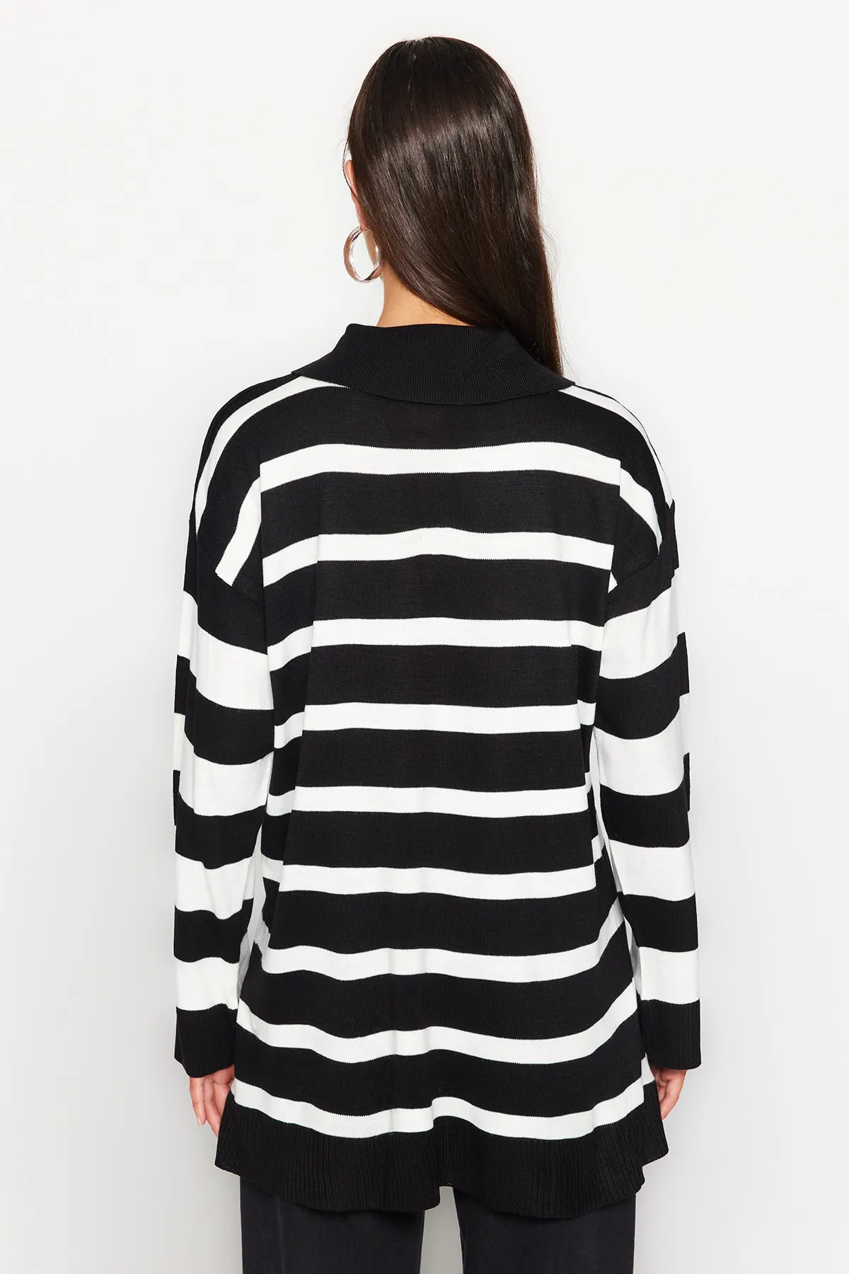Trendyol Modest  Gestreifter Strickpullover mit Rollkragen in Schwarz und Weiß TCTAW24AK00045