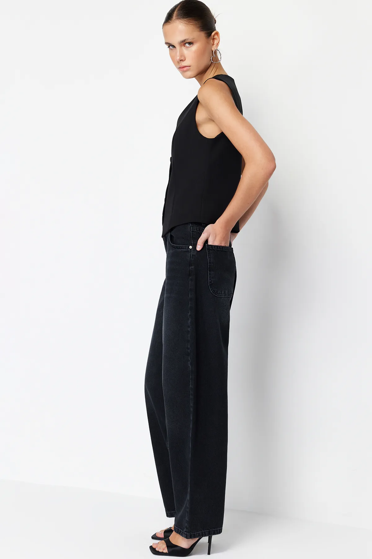 Trendyol Collection  Schwarze Skater-Jeans mit niedriger Taille TWOSS24JE00038