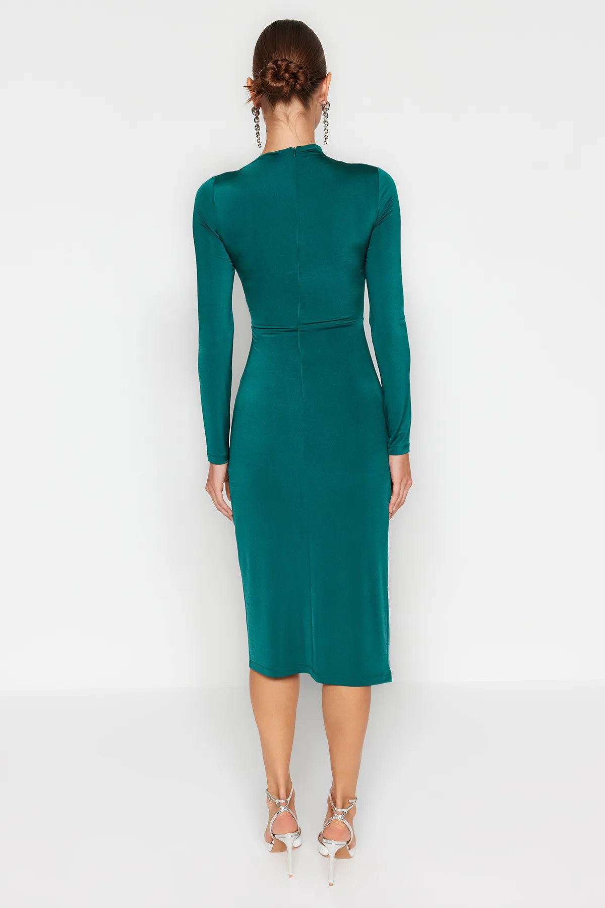 Trendyol Collection  Smaragdgrünes, figurbetontes Strickkleid mit Fenster-/Ausschnittdetail TPRAW24EL00143