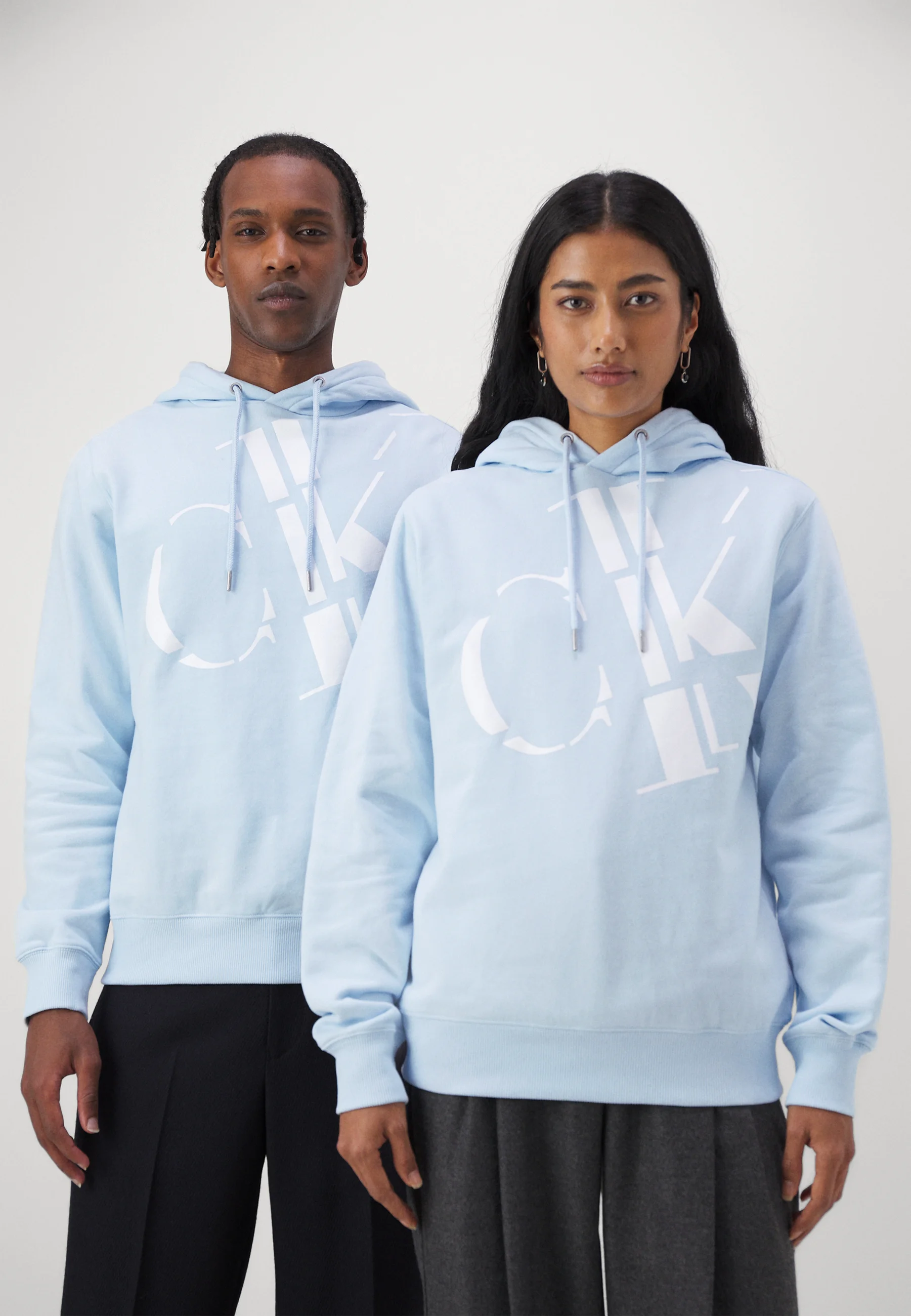 Sudadera con capucha Calvin Klein Jeans Regular con logotipos dispersos, unisex