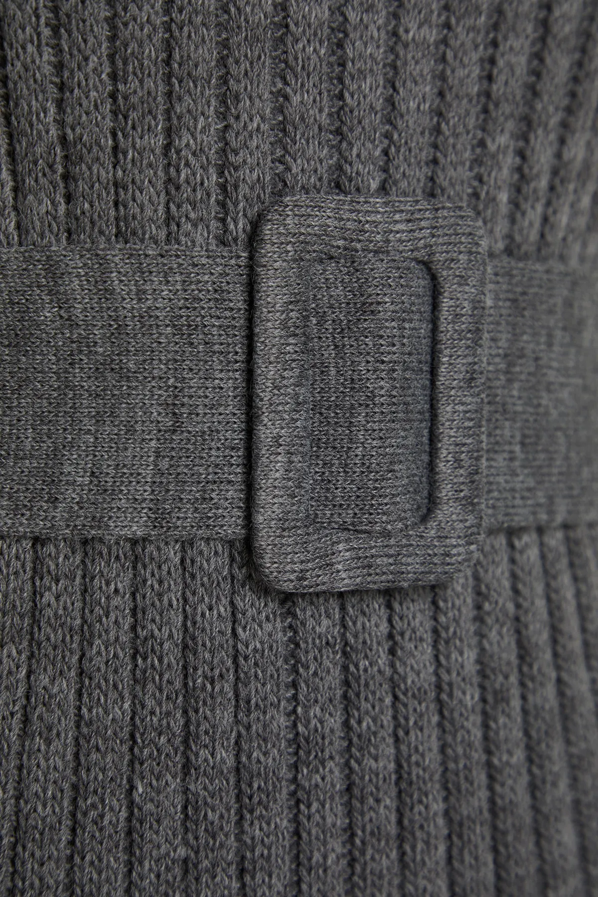 Trendyol Collection  Anthrazitfarbenes Mini-Strickkleid mit Gürtel TWOAW23EL00444