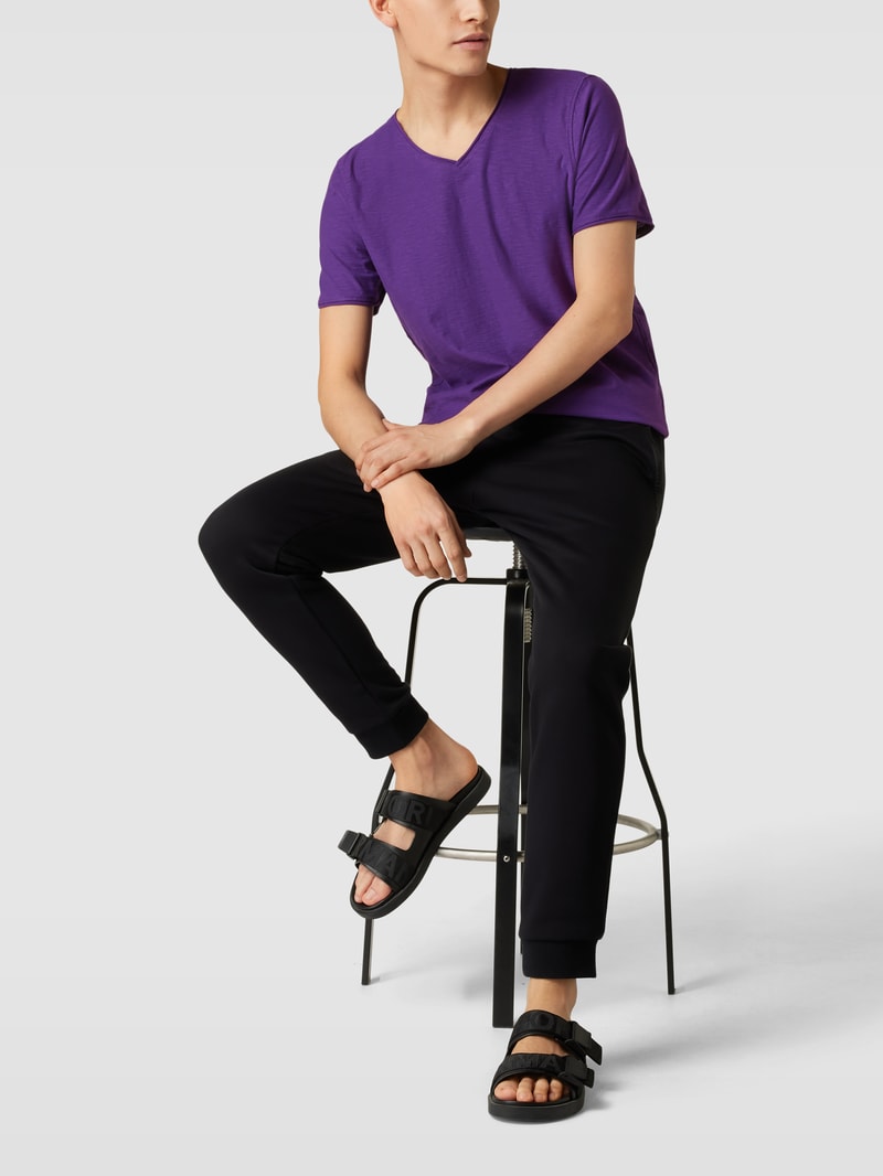 T-Shirt mit V-Ausschnitt in purple