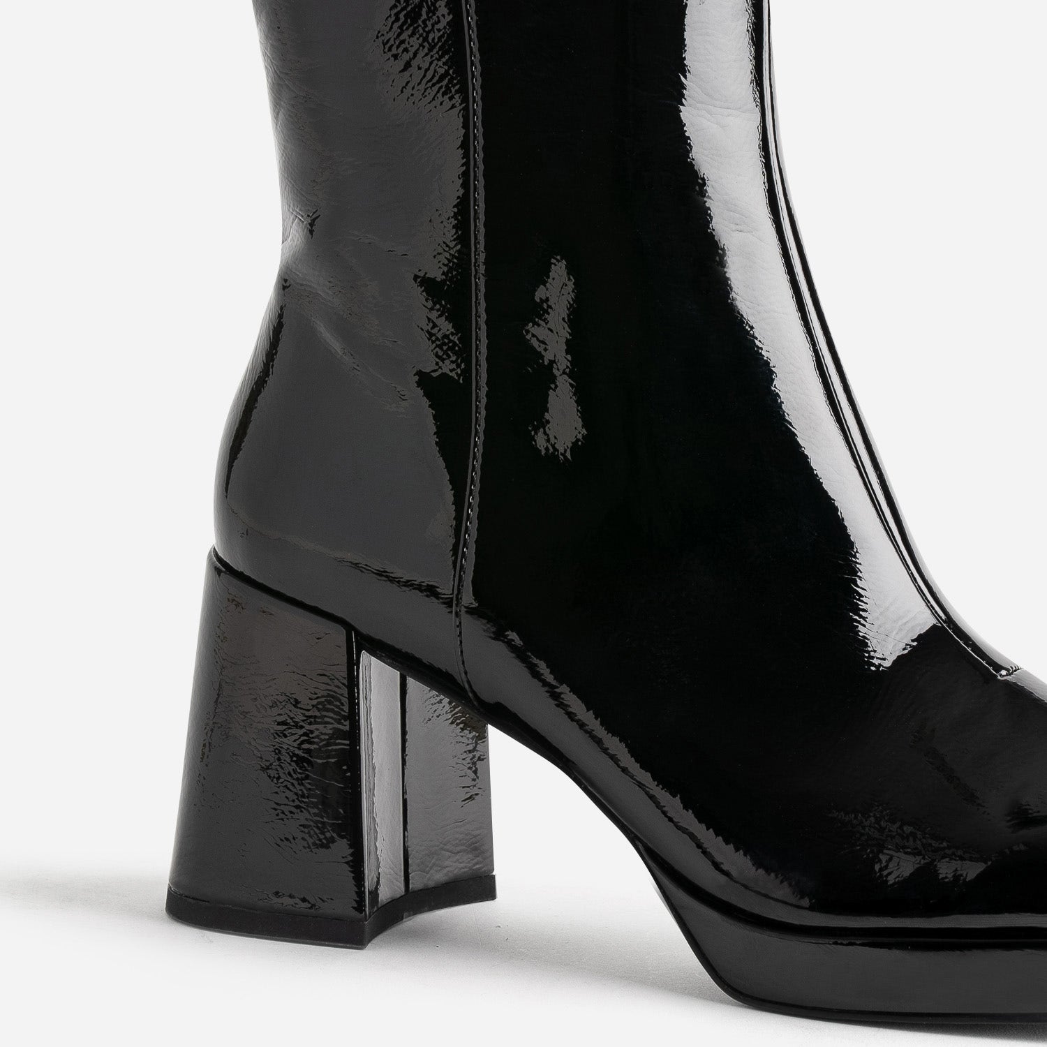 Botte noire éco-conçue vernie à bout carré