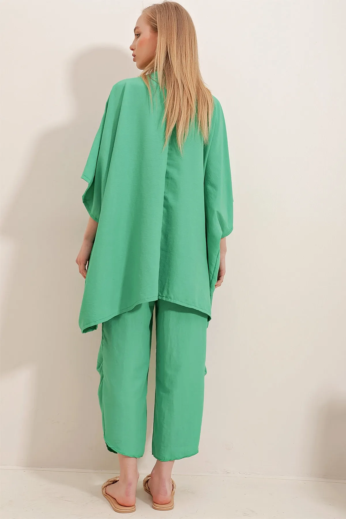 Trend Alaçatı Stili  Grünes Damen-Doppelset aus Hose und Jacke mit Beinschlitz und selbststrukturierter Struktur ALC-752-001