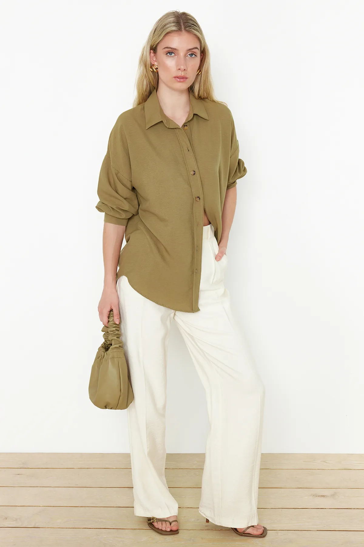 Trendyol Collection  Übergroßes, gewebtes Hemd in Hellkhaki - Wide Fit TWOSS24GO00147