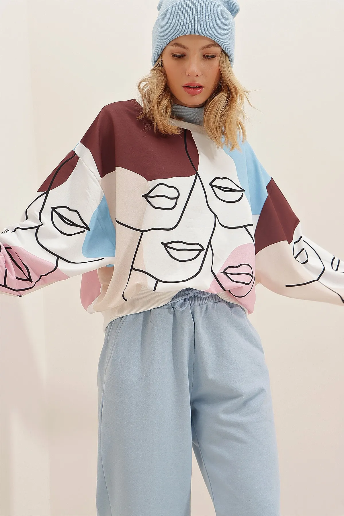 Trend Alaçatı Stili  Damen-Sweatshirt mit Rundhalsausschnitt und digitalem Druck, Kaffee MDA-1076