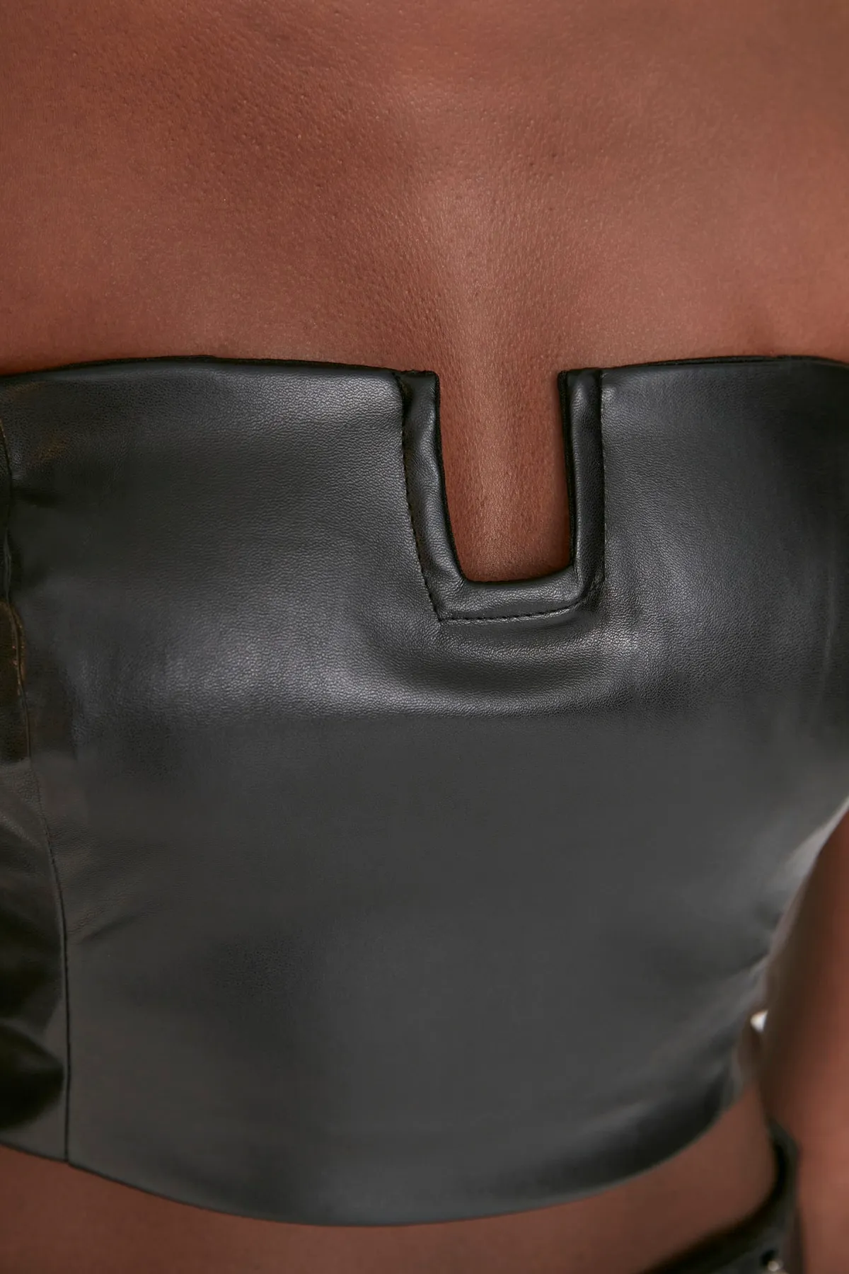 Trendyol Collection  Schwarzes Kunstleder-Bustier TPRSS22BS0010