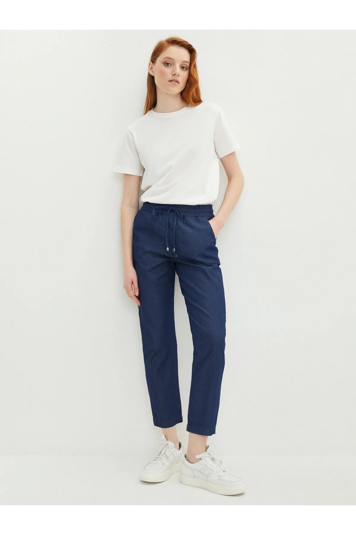 LC Waikiki  Bequeme Passform, gerade geschnittene Jeanshose für Damen mit Taschendetail und elastischem Bund