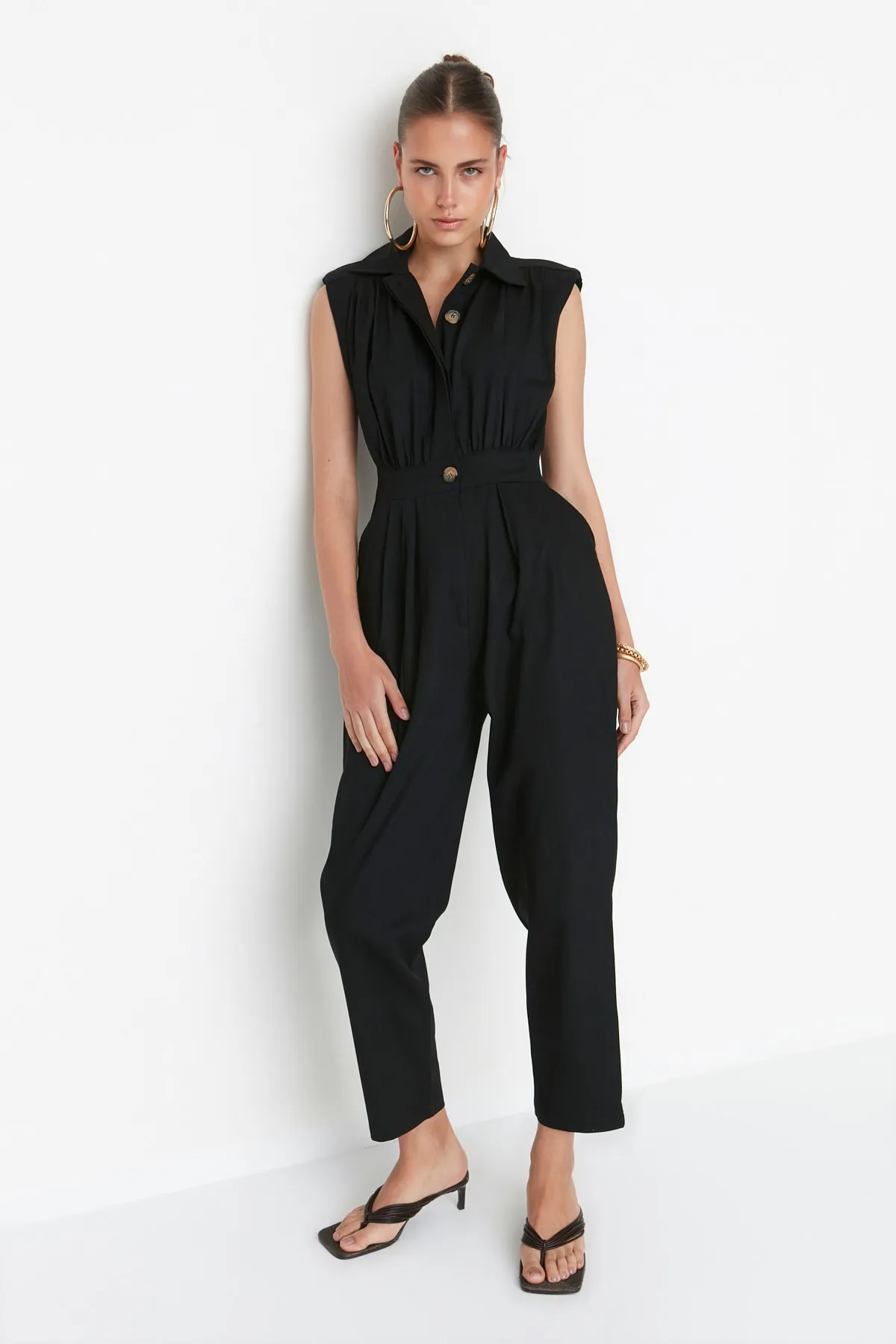 Trendyol Collection  Design Schwarzer, wattierter Maxi-Jumpsuit aus Webstoff TWOSS21TU0233