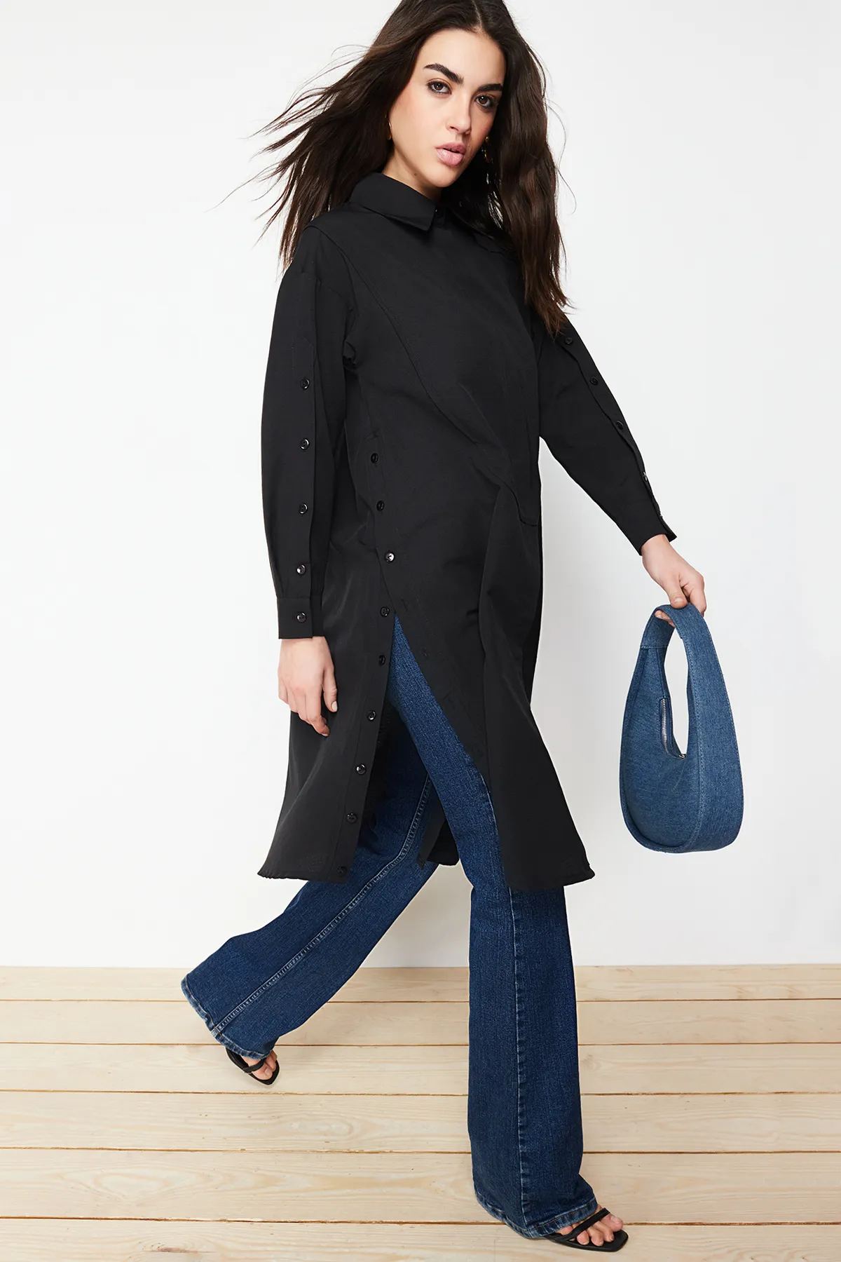 Trendyol Modest  Schwarzes langes gewebtes Hemd mit Knopfdetail TCTSS24TG00053