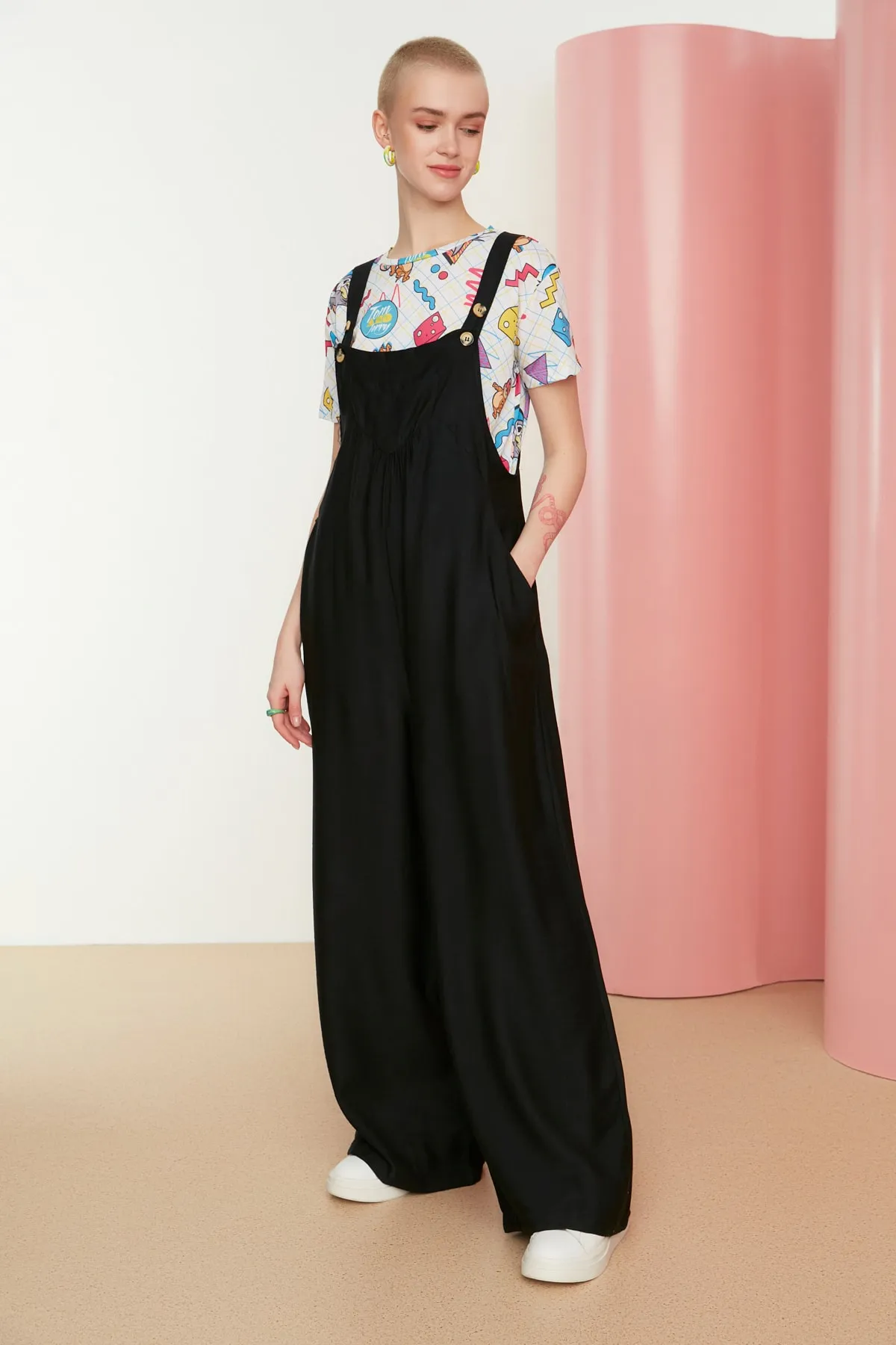 Trendyol Collection  Schwarzer Maxi-Gilet-Jumpsuit aus gewebtem Leinengemisch mit weitem Beinausschnitt TWOSS21TU0090