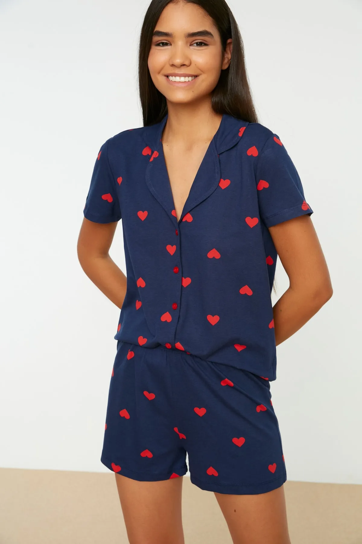 Trendyol Collection  Marineblaues, gestricktes Pyjama-Set mit Hemd und Shorts aus 100 % Baumwolle mit Herzmuster THMSS21PT0756