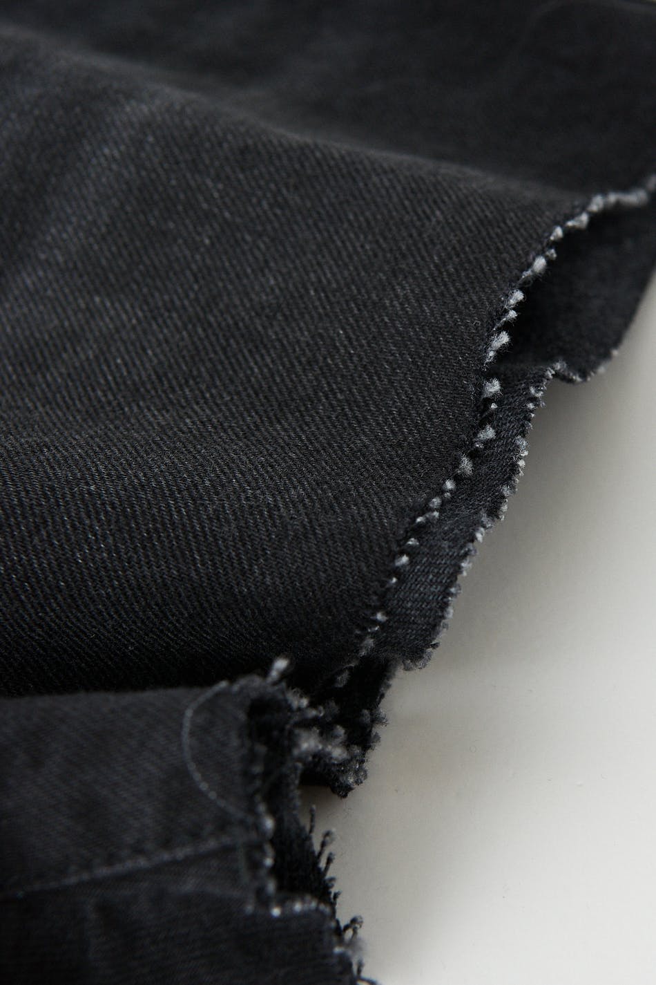 Frayed hem denim shorts
