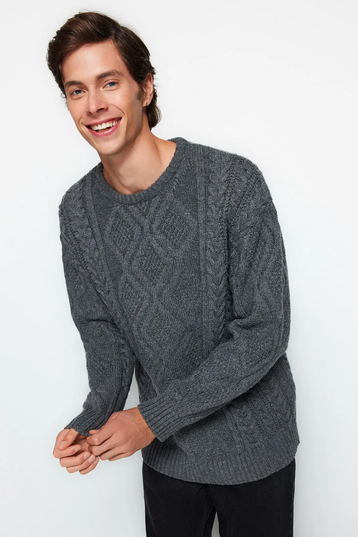 Trendyol Collection  Grauer Oversize-Strickpullover mit weitem Schnitt und Rundhalsausschnitt aus geflochtenem Haar TMNAW23KZ00280