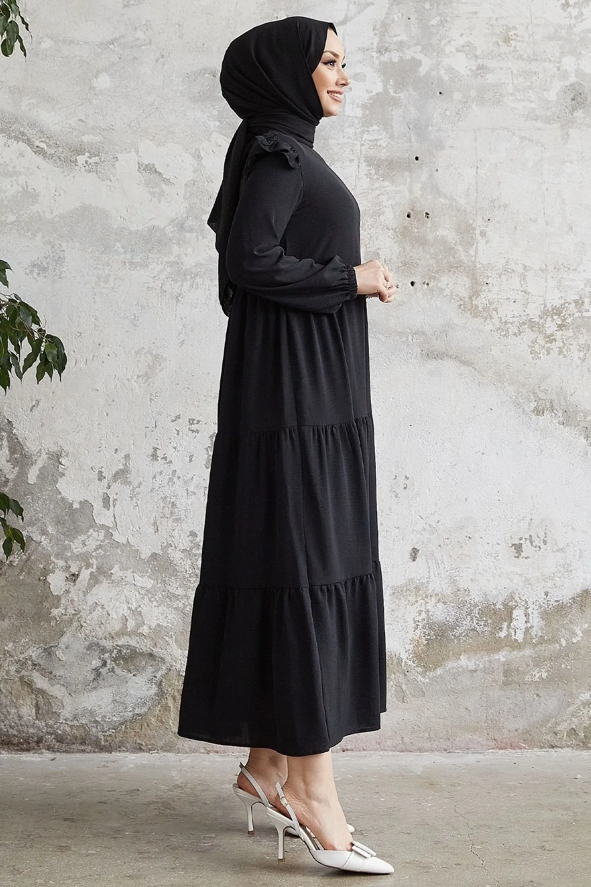 InStyle  Neya Freizeitkleid mit Rüschenschultern – Schwarz