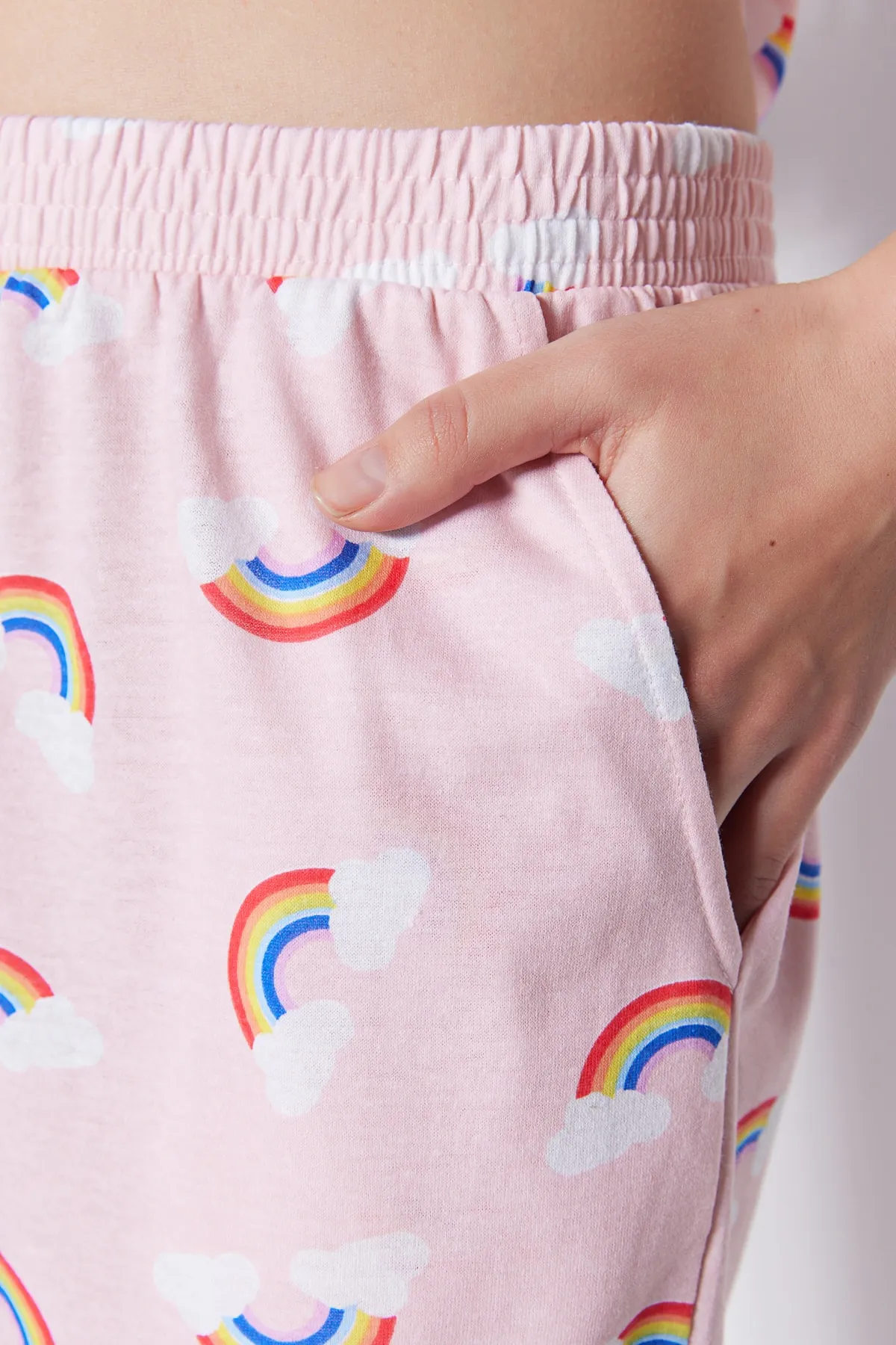 Trendyol Collection  Hellrosa gestricktes Pyjama-Set mit Unterhemd und Hose mit Regenbogenmuster THMSS23PT00092