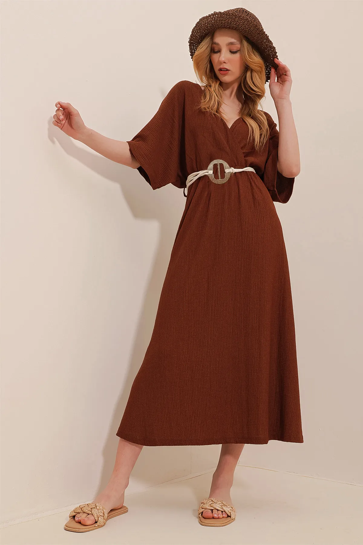 Trend Alaçatı Stili  Braunes zweireihiges Midikleid mit Kragen und Taillengürtel für Damen ALC-X10095