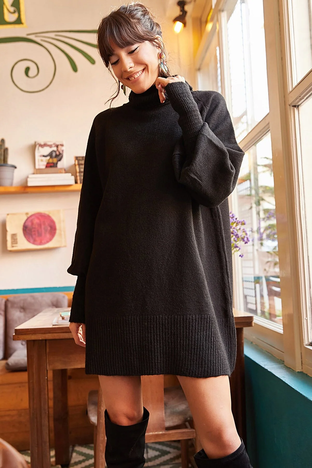 Olalook  Schwarzes lockeres Strickkleid mit Rollkragen und Ballonärmeln für Damen ELB-19000867