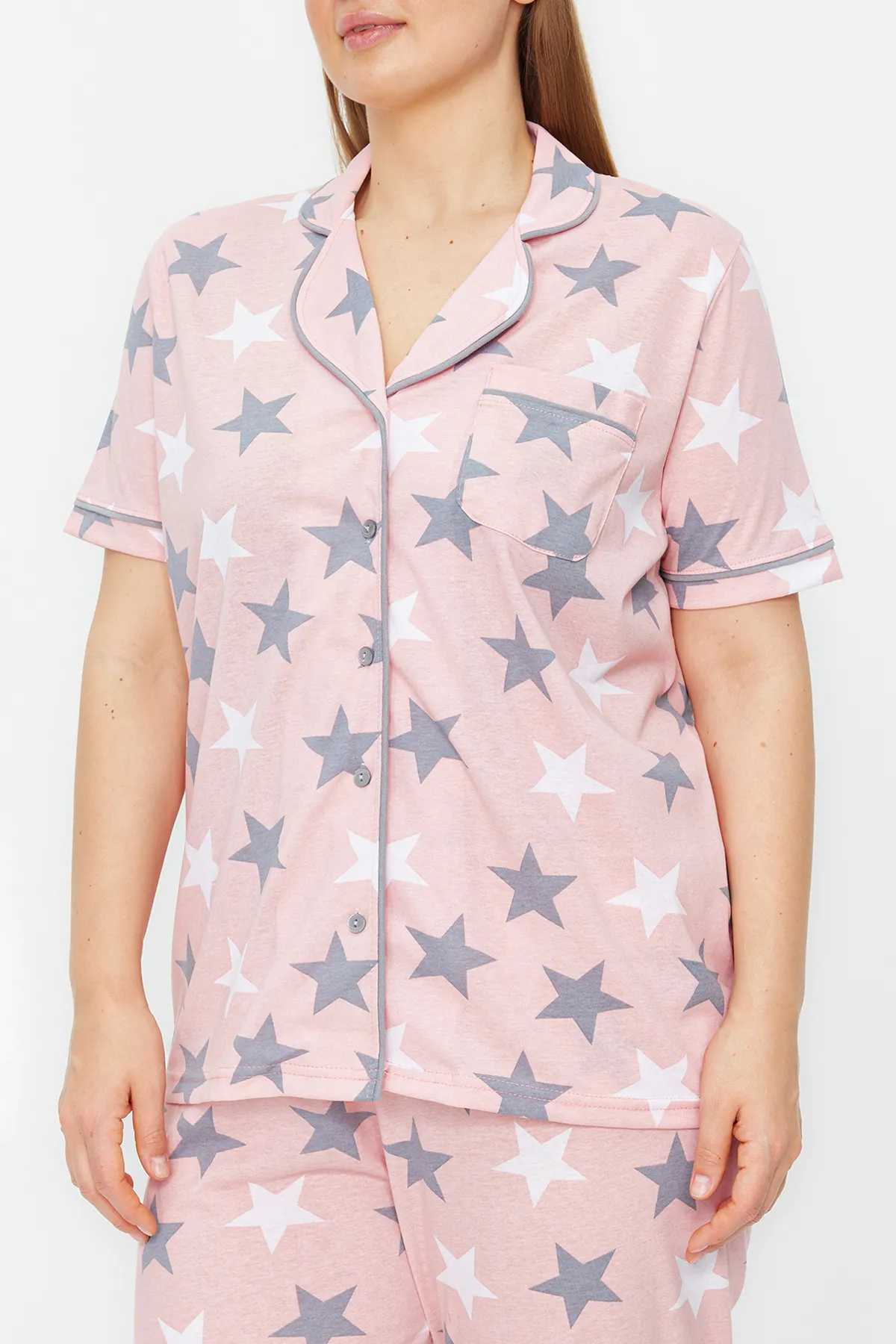 Trendyol Curve  Strickpyjama-Set mit Hemdkragen und Powder Star-Muster TBBAW24AI00040