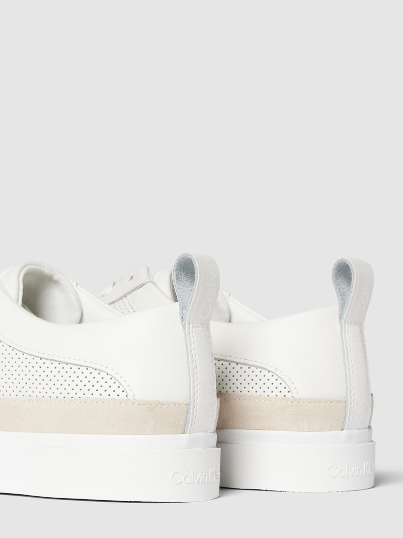 Sneaker mit Label-Details in weiß